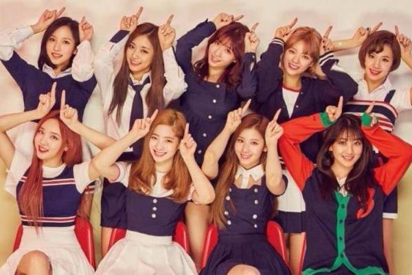 Setelah merilis mini album ke-4 mereka baru-baru ini, girlgrup Twice ini berhasil raih posisi teratas di berbagai chart musik dengan lagu 