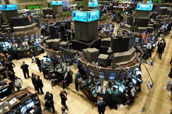 Indeks Dow Jones Industrial Average turun 1.190,9 poin (4,2 persen) menjadi 25.767