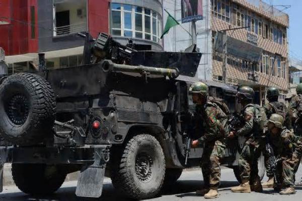 Enam pria yang mengenakan seragam tentara Afghanistan dan dipersenjatai granat berpeluncur roket.