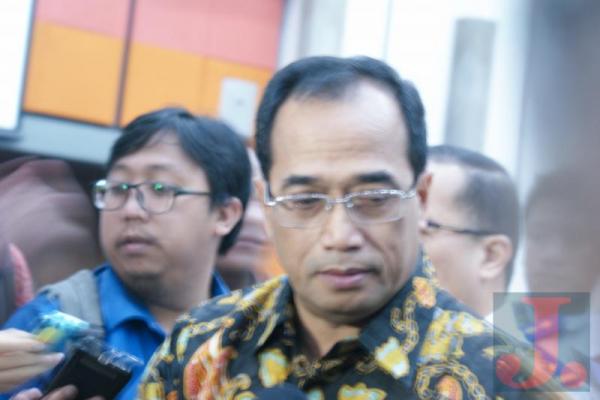 Ia mengaku dicecar sekitar 20 pertanyaan oleh penyidik. Namun, Mantan Direktur Utama PT Angkasa Pura II itu enggan menjelaskan secara rinci lantaran sudah masuk substansi.