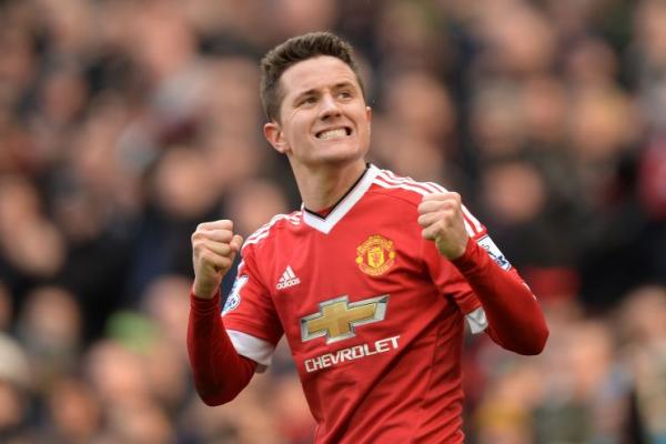 Ander Herrera ingin buktikan loyalitas dengan bertahan di MU dan menolak tawaran klub lain.