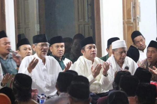 Kedatangan bakal calon gubernur jateng ini disambut ribuan jamaah dari kalangan santri dan para ulama. Sosok Marwan ternyata sudah ditunggu-tunggu ribuan jamaah pengajian Istighosah.