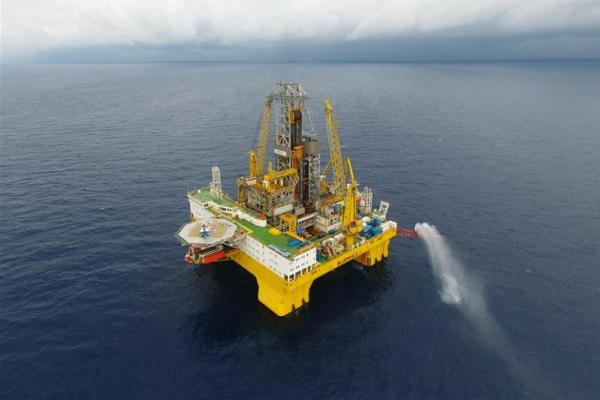 Xi Jinping mengajak Filipina bekerja sama dalam pengembangan sumber daya minyak dan gas di Laut China Selatan.