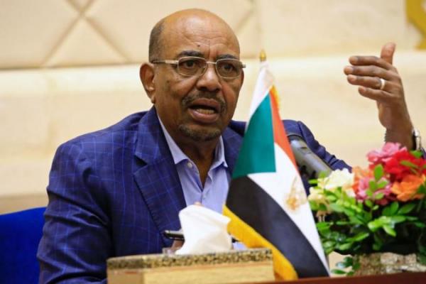 Bashir juga meminta parlemen Sudan untuk menunda amandemen konstitusi yang memungkinkannya mencalonkan diri untuk masa jabatan lain dalam pemilihan presiden pada tahun 2020.