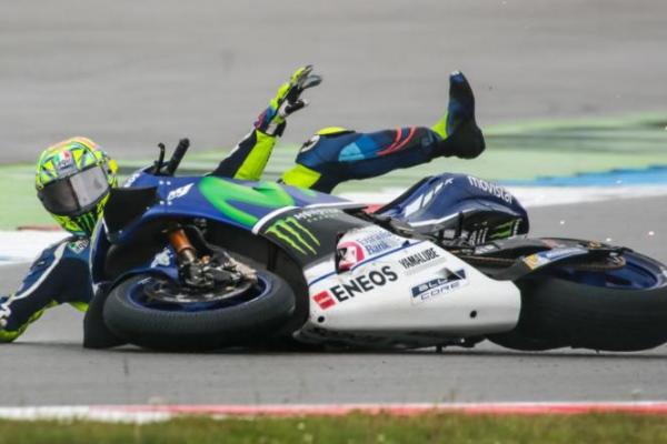 Rossi mengalami patah kaki saat menjalani latihan enduro saat jelang GP San Marino. Kecelakaan itu membuat Rossi harus absen di GP San Marino.