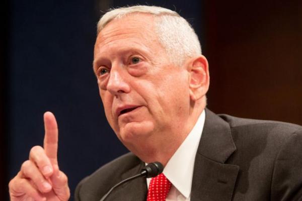 James Mattis tiba di ibukota Afghanistan tak berselang lama setelah beberapa roket kecil meledak di sekitar bandara Kabul