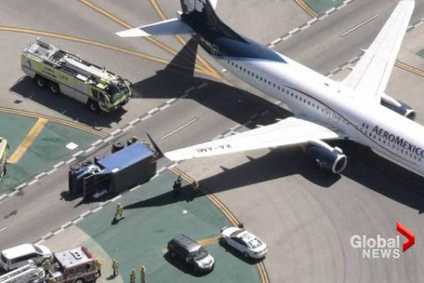 Pesawat penumpang jenis Boeing 737 itu rusak pada bagian sayap kanannya sementara truk bermuatan karyawan itu terbalik.