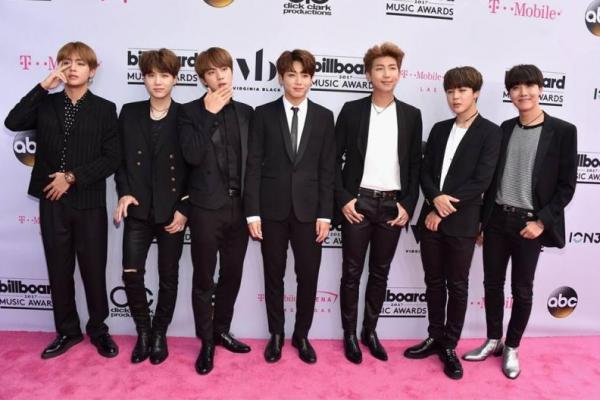 BTS kembali buat rekor baru sebagai grup idol Kpop pertama yang menghadiri dan bahkan berhasil memenangkan penghargaan di ajang bergengsi Billboard Music Award.