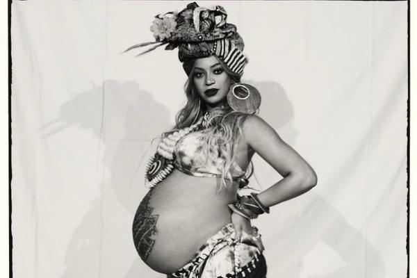 Beyonce Giselle Knowles, penyanyi dan aktris Amerika Serikat tetap tampil percaya diri  walau sedang hamil besar di sebuah pesta yang digelar di Los Angeles.