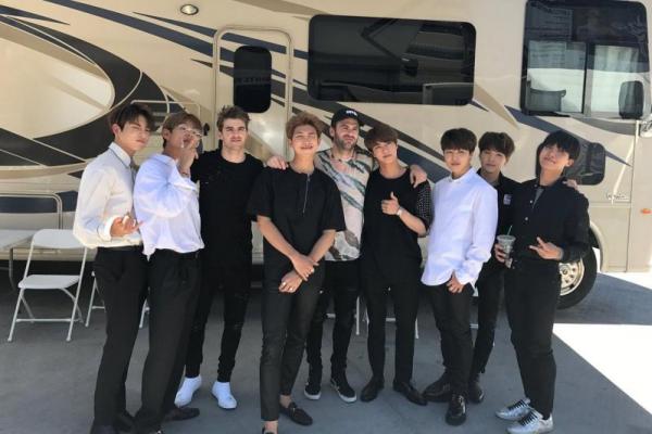 Meski baru bertemu dengan BTS, Chainsmokers kemungkinan akan melakukan kolaborasi dengan boyband yang digawangi Bighit tersebut.