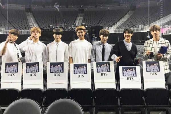 BTS pecahkan rekor dunia dengan 300 juta vote untuk Billboard Music Award, grup idol asal Korea itu berhasil menjadi artis pertama yang memperoleh fan voting terbesar di BBMA mengalahkan artis pendahulu-pendahulunya.