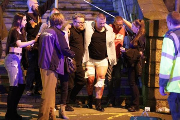 Ledakan tersebut membuat orang-orang melarikan diri dari area itu setelah mendengar ledakan keras di akhir konser Ariana Grande.