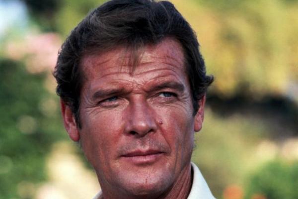 Moore mulai naik daun saat membintangi film James Bond Live and Let Die mengambil alih peran Sean Connery pada 1973.