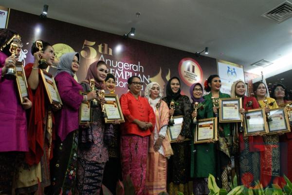 API merupakan penghargaan tertinggi dan diberikan kepada para perempuan Indonesia yang memiliki dedikasi tinggi bagi pengembangan perekonomian Indonesia.