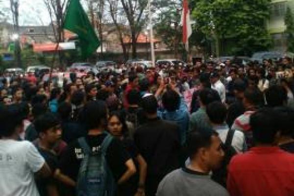 Ratusan mahasiswa Universitas Nasional yang tergabung dalam Keluarga Besar UNAS (KB UNAS) menggelar aksi damai di lingkungan kampus, Sawo Manila, Pejaten, Jaksel.