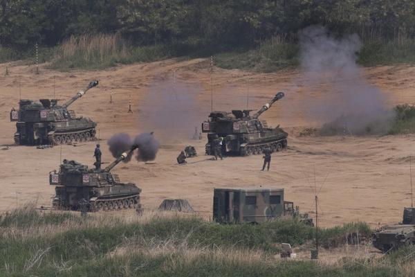 Korea Selatan (Korsel) melepaskan tembakan peringatan setelah sebuah benda tak dikenal mendarat di bagian Selatan negara tersebut.