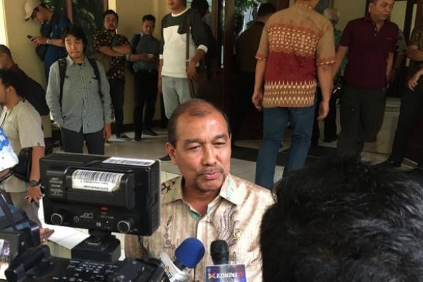 Wakil Ketua DPD RI, Nono Sampono melakukan pertemuan dengan KPU dan Bawaslu Provinsi Maluku dalam rangka pengawasan Pelaksanaan Pilkada (4/12). Nono berharap terjalin sinergi kerja sama antara DPD RI, KPU, dan Bawaslu untuk mewujudkan pilkada yang aman, lancar, dan berkualitas di tengah pandemi Covid-19.