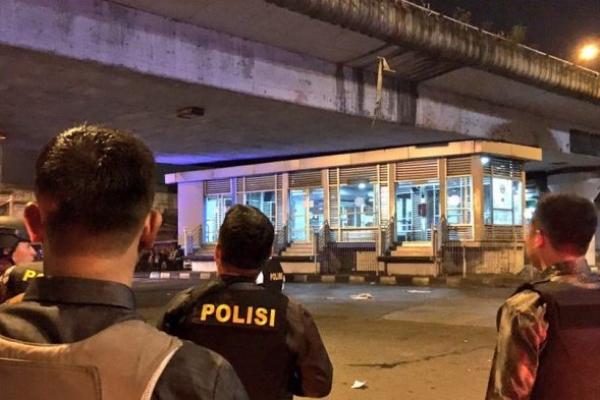 Polisi yang tewas dalam peristiwa tersebut adalah Bripda Taufan Al Agung, anggota Gasum Sabhara Unit 1 Peleton Polda Metro Jaya. dua polisi lainnya hanya mengalami luka-luka dan dua warga juga menderita