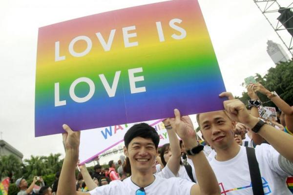 Komunitas gay di Taiwan selama beberapa tahun ini telah aktif memperjuangkan hak-hak kaum LGBT dan bahkan mengadakan parade hak gay tahunan yang diikuti oleh puluhan ribu orang.