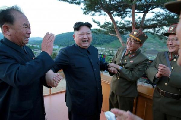 Pemimpin Korea Utara (Korut) Kim Jong Un sering bertukar senyuman dan pelukan dengan tiga pria yang sama dalam berbagi perayaan terutama usai meluncurkan rudal balistik. Lalu siapakah mereka?