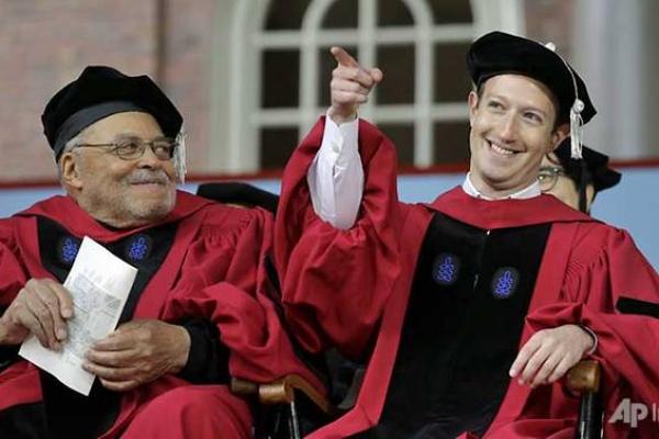 Tiga belas tahun lamanya setelah putus kuliah di Universitas Harvard, Mark Zuckerberg akhirnya meraih gelar doktor pada Kamis (25/5)