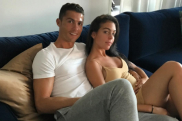 Foto unggahan Cristiano Ronaldo membuat netizen bertanya-tanya