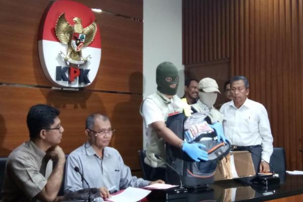 Tim Satgas KPK juga menemukan uang Rp 1,145 miliar dan USD 3000 dari brangkas yang ada di ruangan Rochmadi Sapto Giri.