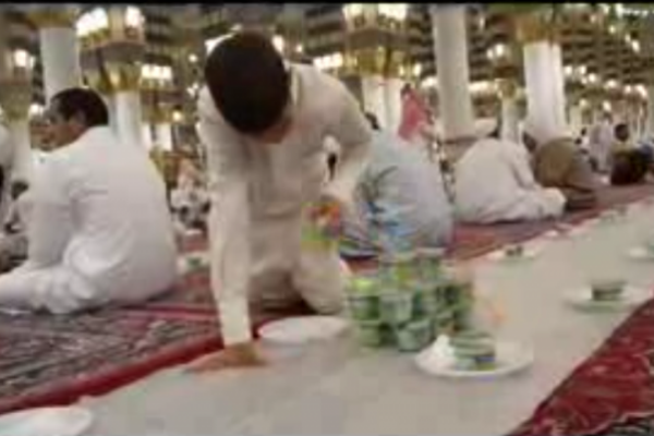 Namun di Madinah, malah sebaliknya para donaturlah yang mencari para penerima sedekah tersebut.