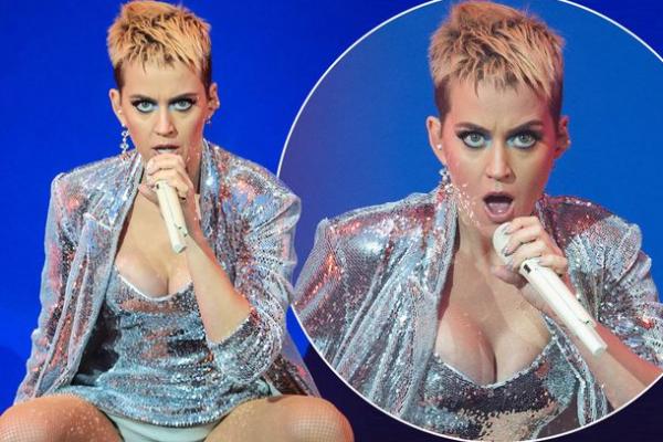 Penyanyi asal Amerika Serikat, Katheryn Elizabeth Hudson, yang lebih dikenal dengan nama Katy Perry membuat penonton salah fokus