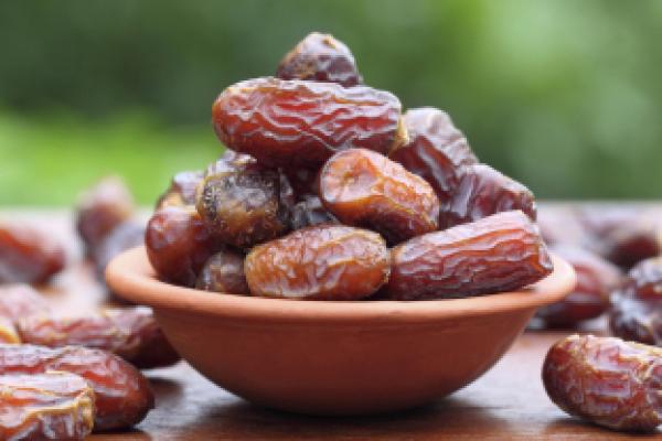 Buah kurma ini memiliki banyak sekali manfaat bagi tubuh karena didalam buah ini mengandung protein, mineral dan vitamin yang tentu saja sangat diperlukan untuk menjaga kesehatan ketika berpuasa.