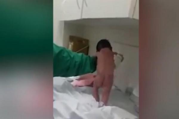 Bayi itu lahir di Brasil dan video menunjukkan bidan tidak dapat mempercayai apa yang dia lihat.