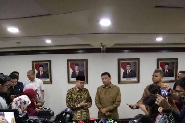 Menko Polhukam Wiranto menemui Ketua MPR Zulkifli Hasan. Apa saja pembahasan dalam pertemuan tersebut?