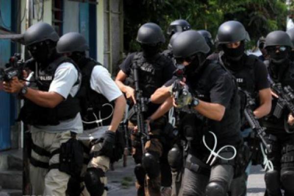 Tim Densus 88 menangkap 13 orang terduga teroris di Riau.