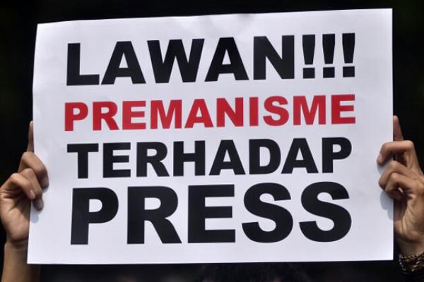 Dua orang jurnalis menjadi korban kekerasan yang diduga dilakukan oleh polisi, saat sedang meliput aksi Hari Buruh di Bandung