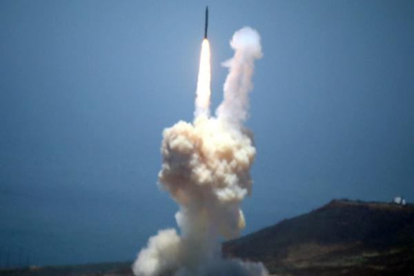 Militer Amerika Serikat melakukan uji coba Peluru Kendali Balistik Antar benua (ICBM) beselang sehari setelah Korut meluncurkan rudal kesembilannya 