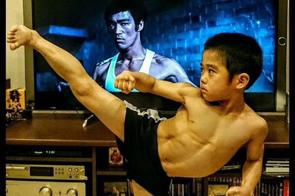 Bocah asal Jepang Imei Ryusai dijuluki Bruce Lee Kecil karena memiliki badan dan kemampuan martial arts yang sama luar biasanya dengan aktor legendaris Bruce Lee.