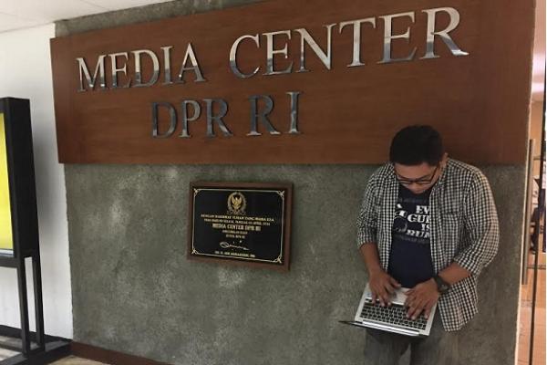 Koordinatoriat wartawan parlemen mengecam dan mengutuk aksi kekerasan yang dilakukan seorang protokoler kementerian PUPR terhadap seorang jurnalis RMOL.