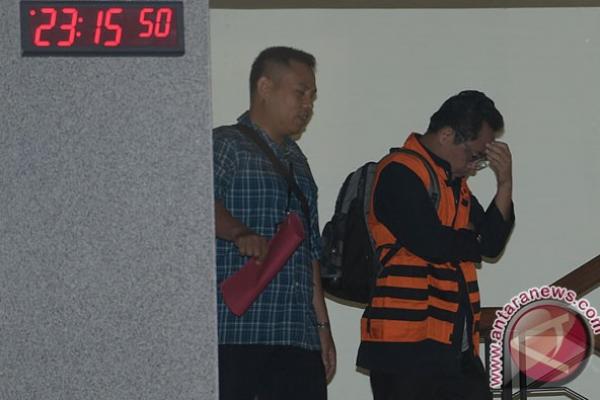 Upaya kedua legislator membesuk Rochmadi dengan berbalut meninjau pelayanan di Polres Jakarta Timur itu dinilai menyalahi kewenangannya. 