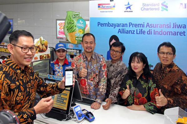 PT Asuransi Allianz Life Indonesia bekerjasama dengan Standard Chartered Band Artarajasa dan Indomaret memperkenalkan fitur baru untuk mempermudah para pengguna asuransi jiwa Alianz Life