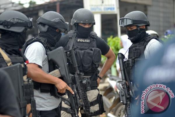 Sebelumnya, Densus 88 menangkap pria berinisial DG alias Odong alias Zamzam (34) di Perumahan Panorama, Sumedang, Jawa Barat.