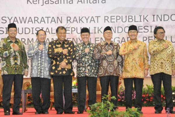 Indonesia sebagai negara yang beragam suku dan agama, maka memiliki beribu-ribu sumber etika untuk diterapkan dalam kehitupan berbangsa dan bernegara.