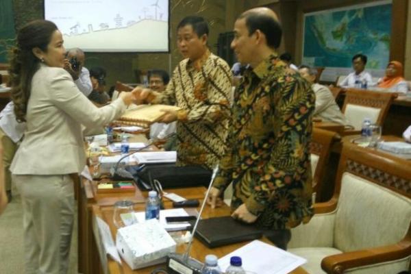 Legislator asal Kalimantan Barat tersebut mengungkapkan sebenarnya keinginan Pertamina membangun kilang minyak sudah mendapatkan dukungan yang memungkinkan dari sisi politik.
 