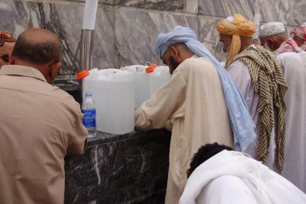 Penelitiannya menunjukkan, mata air zamzam bisa memancarkan air sebanyak 11-18 liter air per detik.