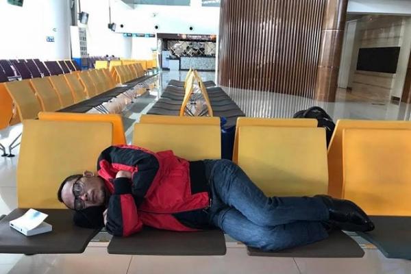 Foto Menteri Ketenagakerjaan Muhammad Hanif Dhakiri ketika tertidur lelap saat transit sejam, di Bandara Juanda Airport Surabaya.
