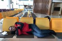 Ketika Menteri Hanif Tidur di Kursi Transit Bandara