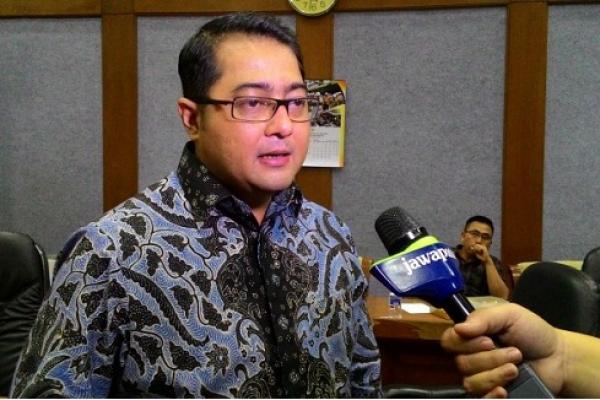 Seluruh pengurus serta kader Partai Demokrat di seluruh Indonesia diinstruksikan untuk setia, waspada, dan mengawasi penggunaan atribut ilegal.