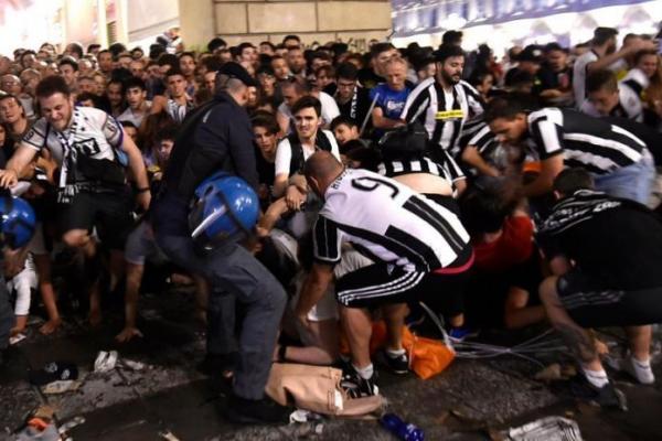 Ada yang menyebutkan, itu berasal dari kembang api yang jatuh ke tanah setelah gol ketiga Juventus.