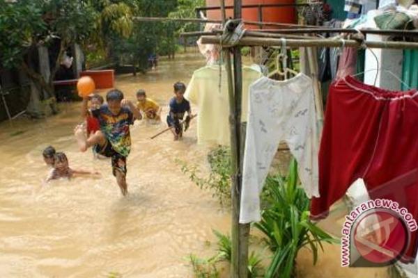 Sebagian permukiman warga berada di dekat daerah aliran sungai (DAS) dan pada waktu air sungai naik, airnya meluap ke rumah warga.