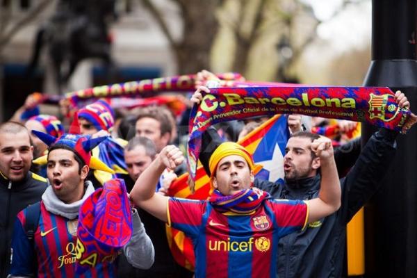 Gelar Duo Decima ternyata juga membuat fans sang rival, Barcelona, ‘panas-dingin’.