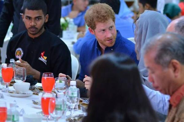 Pangeran Harry membuka lawatan ke Singapura dengan berbuka puasa bersama umat Islam setempat di Guillemard Crescent
